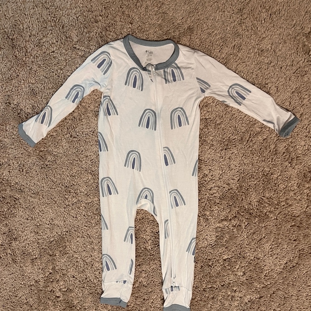 Kyte Baby Printed zipper romper in fog rainbow